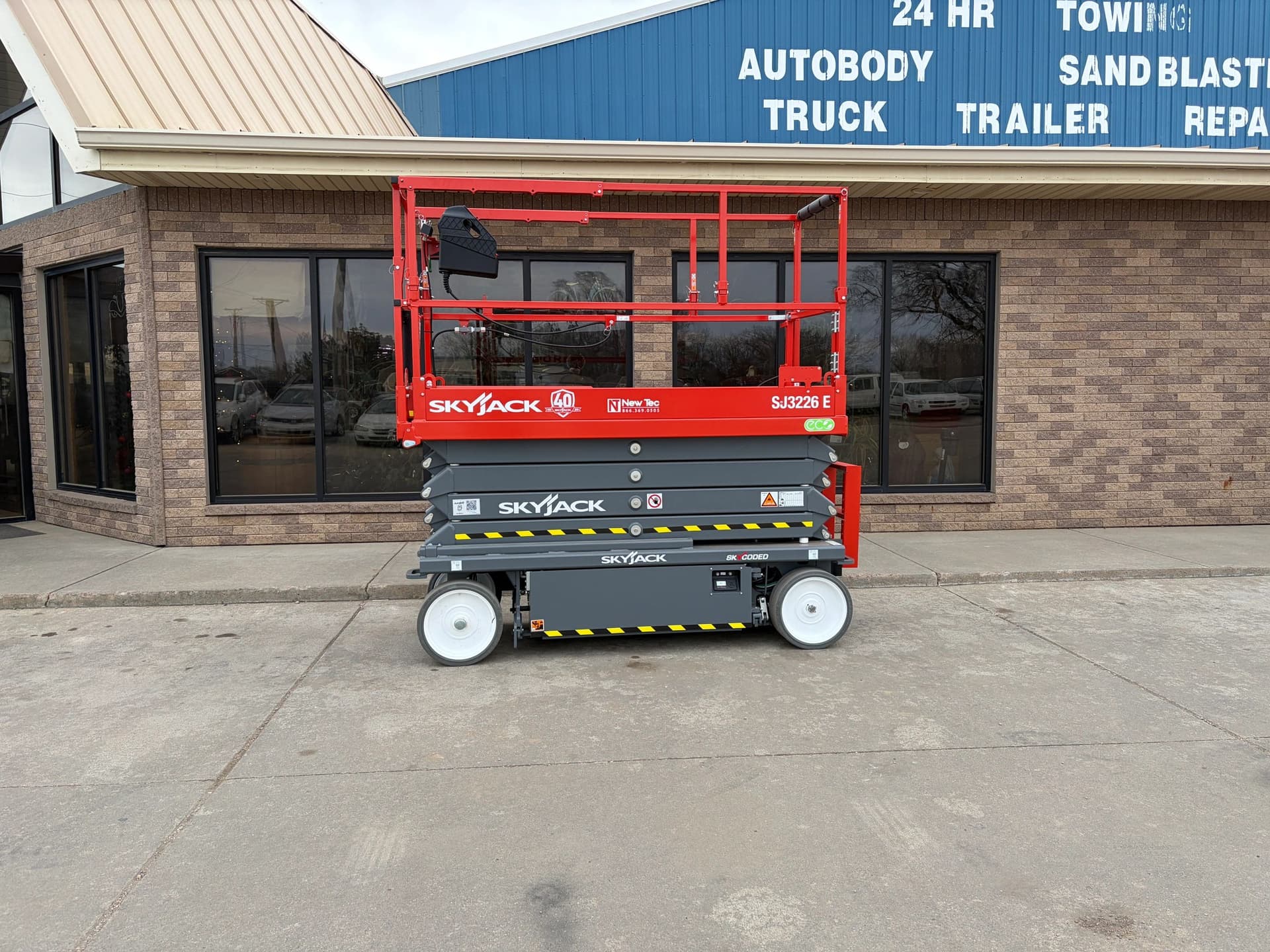 Kubota skid loader moving a pallet at a job site
